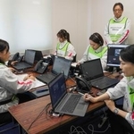 　大規模災害時の安否不明者に関する電話対応訓練で、手順を確認する民間企業のスタッフ＝１４日午前１０時１１分、徳島県美馬市