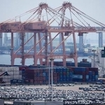 　韓国・平沢の港に並ぶ輸出用の自動車＝７月（ロイター＝共同）