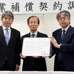 　漁業補償契約を締結した球磨川漁協の堀川泰注組合長（中央）と垣下禎裕九州地方整備局長（右）＝１４日午前、熊本県八代市