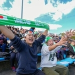 　「東京デフリンピック」サッカー男子の試合を前に盛り上がる人たち＝１４日、福島県Ｊヴィレッジ