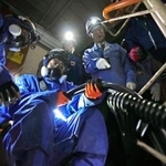 　新潟県の柏崎刈羽原発６号機原子炉建屋内で行われた、外部電源を確保する訓練を視察する花角英世知事（右）＝１４日午前