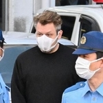 　送検されるモハンマディ・アリ容疑者＝１４日午前、神奈川県警戸部署