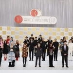 　写真に納まる第７６回紅白歌合戦の出場者ら＝１４日午後、東京都渋谷区のＮＨＫ放送センター