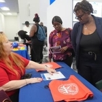 　就職説明会に訪れた人たち（右）＝１０月１日、米フロリダ州マイアミ（ＡＰ＝共同）