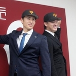 　巨人への入団記者会見後にポーズをとる、北浦竜次投手（右）と板東湧梧投手＝１４日、東京都内