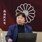 　記者会見する自民党埼玉県連党紀委員長の鈴木正人県議＝１４日午後、さいたま市