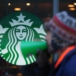 　米スターバックスの店舗前で抗議するストライキの参加者＝１３日、東部フィラデルフィア（ＡＰ＝共同）