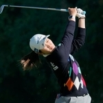 　第１日、２番でティーショットを放つ神谷そら。７アンダーで首位＝グレートアイランドＣ