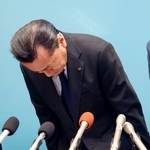 　記者会見で謝罪するいわき信用組合の金成茂理事長＝１４日午後、福島県いわき市