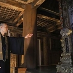 　醍醐寺の国宝・五重塔の内部を説明する小暮徹順課長＝１４日午後、京都市伏見区