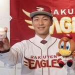 　楽天入団が決まった花園大の藤原聡大投手＝１４日、京都市