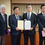 　再審制度の早期見直しを求め、平口法相（左から２人目）に要望書を手渡す超党派の国会議員連盟メンバー＝１４日午後、法務省