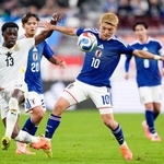 　日本-ガーナ　前半、競り合う堂安（１０）＝豊田スタジアム