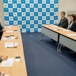 　福島県大熊町の吉田淳町長（左奥から３人目）と面会した石原環境相（右端）＝１４日午後、福島県大熊町