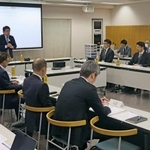 　津市で開かれた有識者委員会の会合＝１４日午後