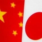 　日中両国の国旗（共同）