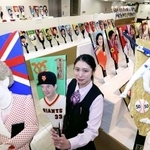 　長嶋茂雄さんや大谷翔平選手など、これまで発表された羽子板が一斉に展示されている「変わり羽子板　４０年の歴史展」＝１５日午前、東京都台東区