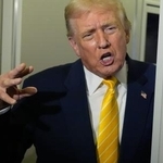 　大統領専用機「エアフォースワン」の機内で報道陣の取材に応じるトランプ大統領＝１４日（ＡＰ＝共同）