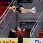 　ペアＳＰ　演技する三浦璃来（上）、木原龍一組＝レークプラシッド（共同）