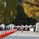 　東京・日比谷公園で行われたオリエンテーリングの男女スプリント。手前は辻悠佳