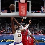 　ペリカンズ戦でシュートを放つレーカーズの八村塁（手前左）＝１４日、ニューオーリンズ（ＡＰ＝共同）