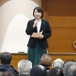 　市民との対話集会で説明する前橋市の小川晶市長＝１５日午後、前橋市