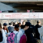 　「東京デフリンピック」の開会式が行われる東京体育館に向かう人たち＝１５日