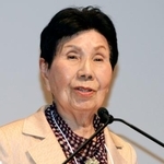 　関西大で講演する袴田巌さんの姉ひで子さん＝１５日午後、大阪府吹田市