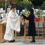 　三笠宮妃百合子さまの墓所で拝礼に臨まれる孫の彬子さま＝１５日午後、東京都文京区の豊島岡墓地（代表撮影）