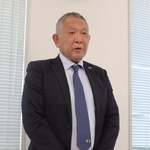 　記者会見する大分県サッカー協会の五所睦雄専務理事＝１５日午後、大分市