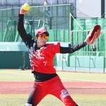 　ソフトボールのＪＤリーグ・プレーオフ準決勝の戸田中央戦で、完封したビックカメラ高崎の上野＝ジャイアンツタウンスタジアム