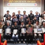 　１５日、韓国・済州島で開かれた「日本・済州コンテンツアワード」の授賞式で、記念撮影する受賞者ら（共同）