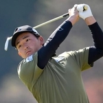 　第３日、２番でショットを放つ金子駆大。通算１５アンダーで首位＝太平洋クラブ御殿場