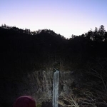 　ライトアップが始まった栃木県日光市の「華厳の滝」＝１５日夕