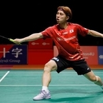 　男子シングルス準決勝でプレーする奈良岡功大＝熊本県立総合体育館