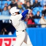 　中京大中京戦の２回、右中間に本塁打を放つ神戸国際大付・石原＝神宮