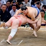 　大の里（右）が上手ひねりで宇良を下す＝福岡国際センター