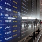 　北京首都空港の出発ロビーで羽田空港行きの便が表示された電光掲示板＝１５日（共同）