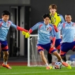 　ボリビア戦に向け、調整する（左から）遠藤、佐藤、瀬古、藤田＝千葉市内