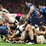 　ウェールズの突破を阻もうとする日本の選手ら（手前）＝１５日、カーディフ（ゲッティ＝共同）