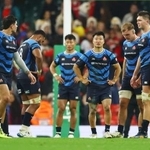 　ウェールズに敗れ、肩を落とす斎藤（右から３人目）ら日本の選手＝カーディフ（ロイター＝共同）