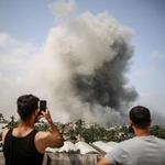 　８月、ガザ最南部ラファで、イスラエル軍の攻撃により立ち上る煙（ゲッティ＝共同）