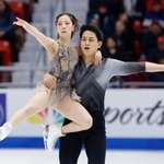 　ペアフリー　演技する三浦璃来（左）、木原龍一組＝レークプラシッド（共同）