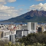 　桜島と鹿児島市中心部＝２０２４年３月