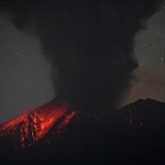　噴火した桜島＝１６日午前０時５８分、鹿児島県垂水市牛根麓から（無人定点カメラで撮影）