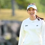 　伊藤園レディース最終ラウンド、１８番グリーンを笑顔で後にする脇元華＝１６日、千葉県グレートアイランドＣ（ゲッティ＝共同）