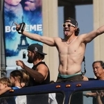 　ドジャースの優勝パレードではしゃぐエンリケ（キケ）・ヘルナンデス＝３日、ロサンゼルス（ＡＰ＝共同）