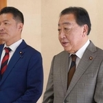 　記者団の取材に応じる立憲民主党の野田代表（右）＝１６日午前、長崎県島原市