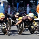 　「大分国際車いすマラソン」で力走する選手＝１６日午前、大分市