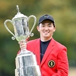 　通算１７アンダーで優勝し、トロフィーを手に笑顔の金子駆大＝太平洋クラブ御殿場